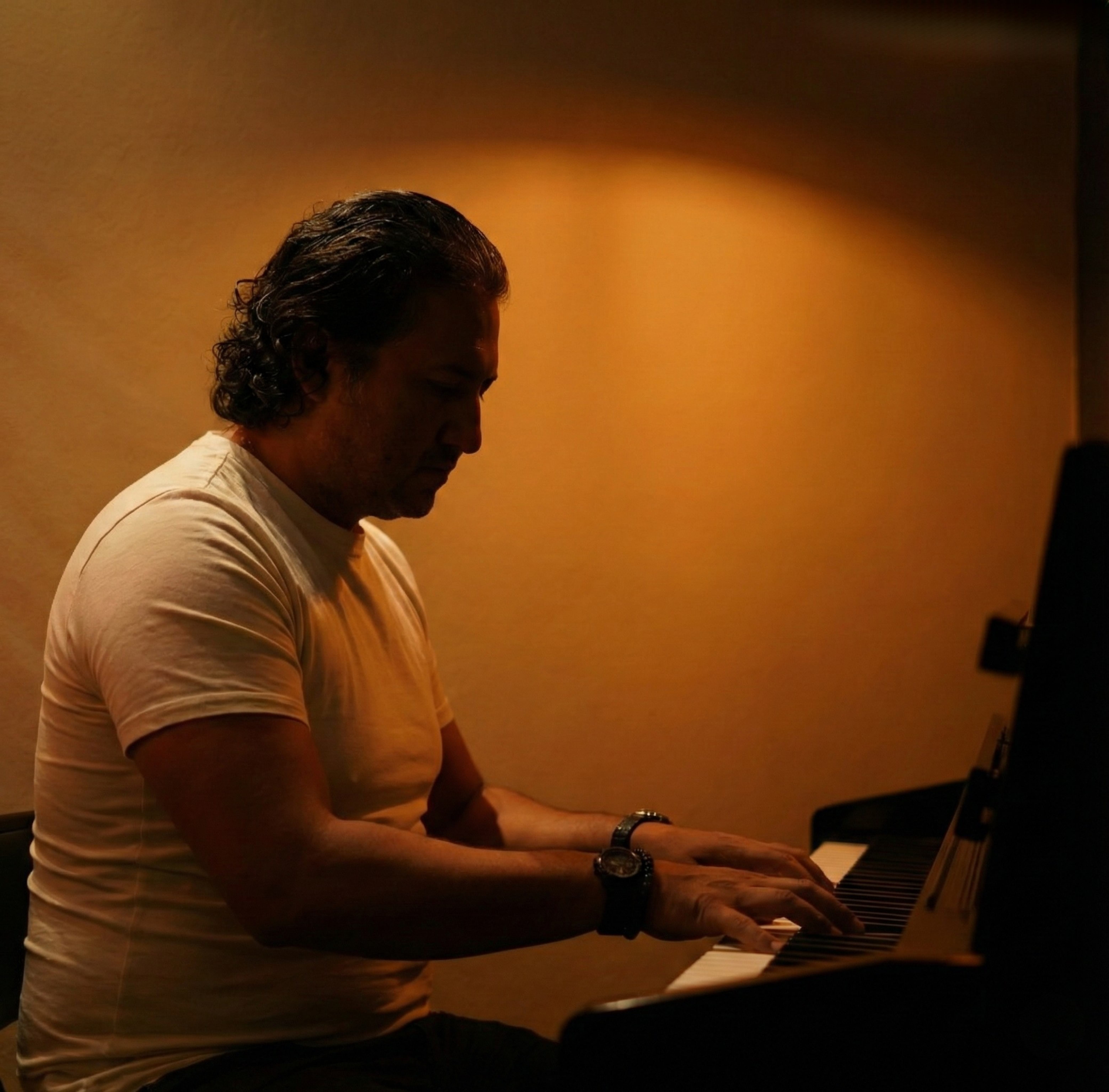 Arturo Tecuatl Quiroz al piano